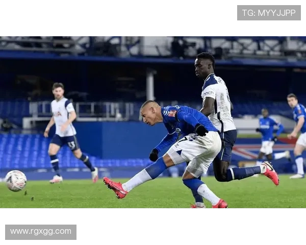 国米边路进攻持续提升,展现战术新思路与竞争力增强 国米边路进攻持续提升,展现战术新思路与竞争力增强