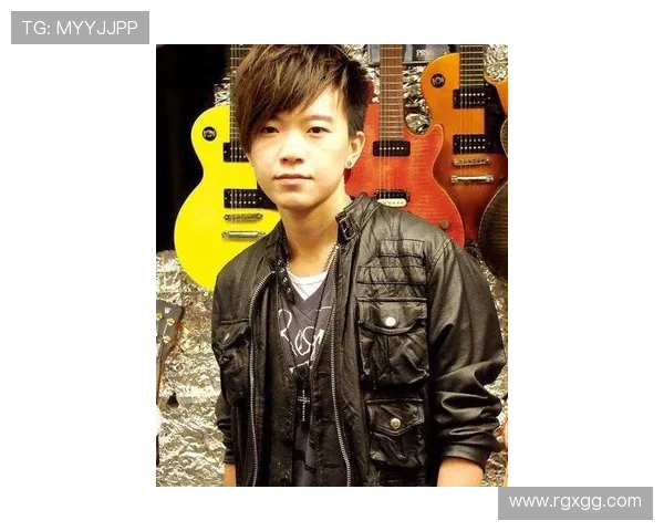 梁伟铿今天又来了，一身贵气和街头潮味撞个满怀，感觉像开秀场？