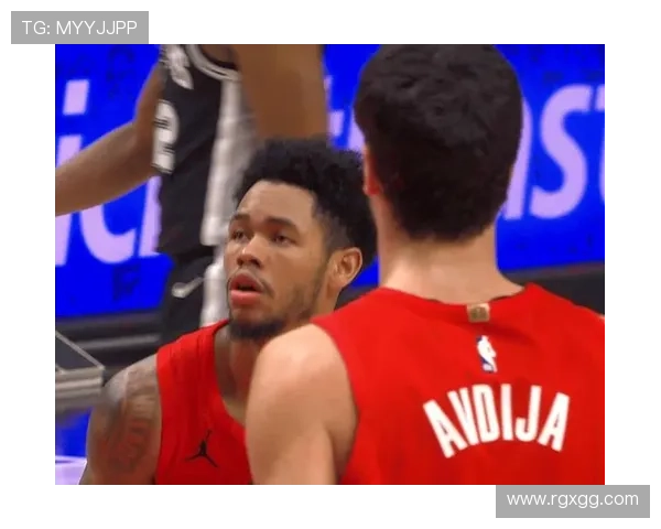 班·西蒙斯无球跑位提升防守效率明显优于西蒙斯时代替者